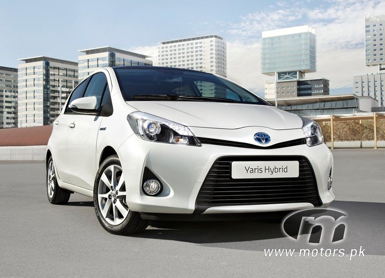 Toyota-Yaris_Hybrid_2013 white car wallpaper